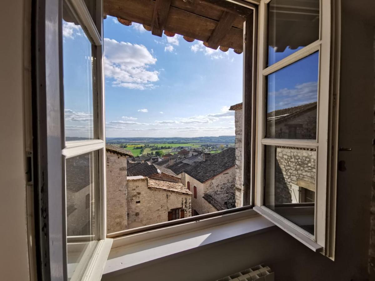 Maison De Charme Spacieuse, Terrasse Et Vue Sur La Place 몽플렁캉 외부 사진